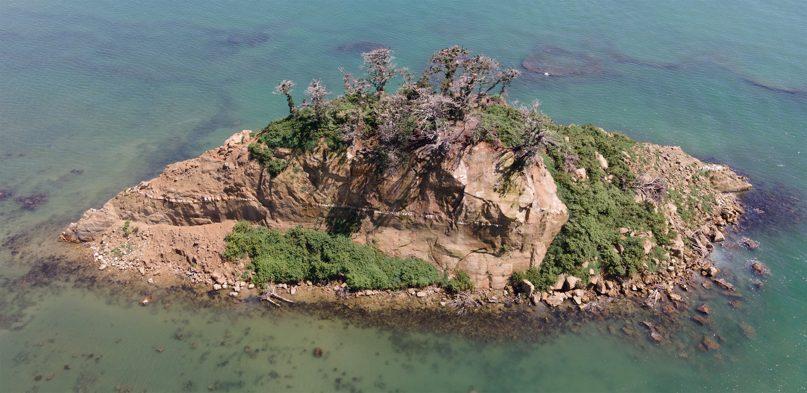 被災後の見附島を撮影した写真